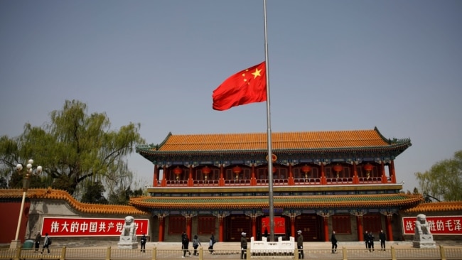 北京中南海新华门前的国旗为新冠病毒死难者降半旗。(2020年4月4日)