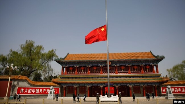 北京中南海新华门前的国旗为新冠病毒死难者降半旗。（2020年4月4日）