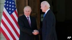 Президенты США и России на саммите в Женеве: первое рукопожатие 