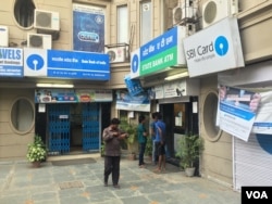 India's largest bank, the State Bank of India, is grappling with bad loans like many other state-owned banks. (A. Pasricha/VOA)