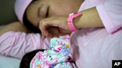 Vấn đề cho con bú vẫn vấp phải rào cản về mặt văn hóa khi tại châu Á, còn nhiều người có quan niệm chỉ những đứa trẻ béo mới là khỏe mạnh. 