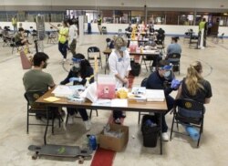 Mahasiswa Kent State University mendapatkan vaksinasi COVID-19 di Kent, Ohio, Kamis, 8 April 2021. (Foto: AP/Phil Long)