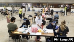 Mahasiswa Kent State University mendapatkan vaksinasi COVID-19 di Kent, Ohio, Kamis, 8 April 2021. (Foto: AP/Phil Long)