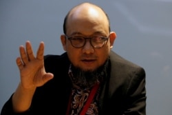 Novel Baswedan, penyidik senior KPK yang mengalami pelemparan asam di wajahnya pada tahun 2017, memberi isyarat saat ia berbicara saat wawancara di markas KPK di Jakarta. (Foto: Reuters)