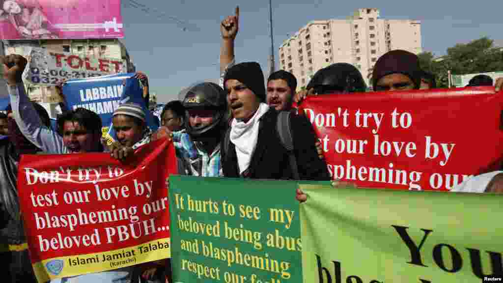 Les partisans de groupe religieux pakistanais Jamaat-i-Islami manifestent contre les caricatures publiées aule magazine français Charlie Hebdo, à Karachi, au Pakistan, le 16 janvier 2015.