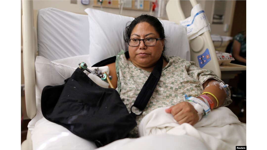 Paola Bautista, de 39 años, residente de Fontana, California, herida en el ataque de Las Vegas el 1 de octubre de 2017, se recupera en el hospital Sunrise de la ciudad.
