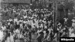 Penangkapan anggota PKI (Partai Komunis Indonesia) oleh TNI di Madiun, September 1948. (Foto wikipedia)