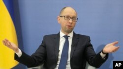 Ukraina Bosh vaziri Arseniy Yatsenyuk Vashingtonda, Xalqaro valyuta jamg'armasini uning davlatiga yordamni tezroq uzatishga undayapti.