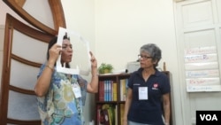 Luisa Pernalete enseña a madres venezolana estrategias para evitar la violencia.