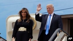 Presiden AS, Donald Trump, kanan dan ibu negara Melania Trump tiba di Royal Terminal Bandara Internasional King Khalid, 20 Mei 2017, di Riyadh (foto: AP Photo/Evan Vucci)