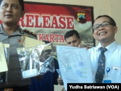 Kapolresta Solo (kiri berseragam) dan Wakil Rektor 2 UNS (kanan-berkacamata) menunjukkan bukti kasus percaloan di UNS (foto: VOA/Yudha Satriawan)