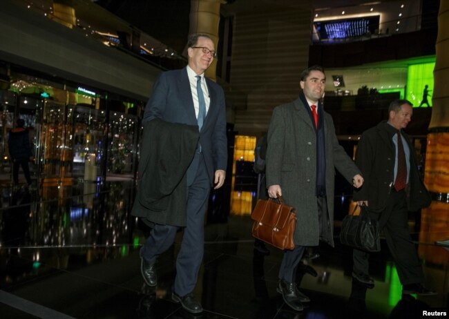 美国财政部负责国际事务的次长大卫·马尔帕斯和美国贸易谈判代表团其他成员1月7日谈判结束后返回北京的宾馆。