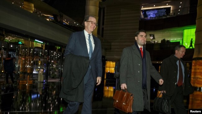 美国财政部负责国际事务的次长大卫·马尔帕斯和美国贸易谈判代表团其他成员1月7日谈判结束后返回北京的宾馆。
