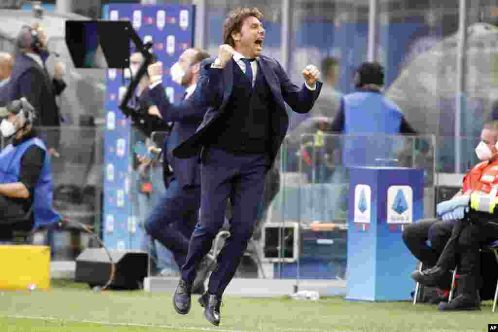 Inter Milan&#39;s head coach Antonio Conte celebrates his side&#39;s 1-0 win at the end of the Serie A soccer match between Inter Milan and Hellas Verona, at the San Siro stadium in Milan, Italy.