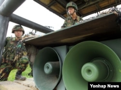 대북 심리전용 확성기를 점검하고 있는 한국 군. (자료화면)