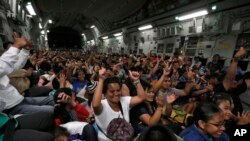 Des habitants de Tacloban, évacués à bord d'un avion cargo américain