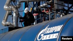 Rossiyaning Gazprom va Xitoyning Milliy Petroleum korporatsiyasi bitim imzoladi. Unga ko’ra, 2018-yilgacha ikki davlatni ulovchi yangi gaz quvuri foydalanishga topshiriladi.