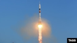 Ракета «Союз» во время запуска с космодрома Байконур, 17 декабря 2017