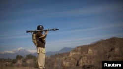 Binh sĩ Pakistan trang bị súng phóng lựu canh giữ an ninh trên một con đường ở thị trấn Khar trong khu vực bộ tộc dọc biên giới Afghanistan.