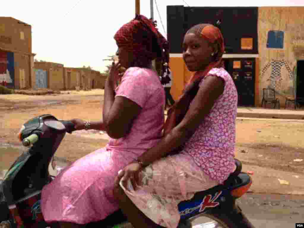 Deux résidantes de Gao circulant à moto