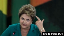 Presidente do Brazil Dilma Rousseff atende à cerimônia no Palácio do Planalto, em Brasília, Brasil, em que novamente cobrou explicações do governo americano acerca das atividades da Agência de Segurança Nacional americana.
