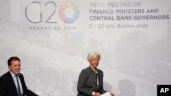 IMF အႀကီးအကဲ Christine Lagarde နဲ႔ အာဂ်င္တီးနား ဘ႑ာေရးဝန္ႀကီးတို႔ကို G-20 ထိပ္သီးေဆြးေႏြးပြဲမွာ ေတြ႔ရစဥ္။ (ဇူလိုင္ ၂၁၊ ၂၀၁၈)