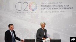 Christine Lagarde, directrice générale du Fonds monétaire international et le ministre argentin du Trésor Nicolas Dujovne à leur arrivée pour la conférence de presse lors de la réunion des ministres des Finances et des gouverneurs des banques centrales du G20 à Buenos Aires, en Argentine, samedi 21 juillet 2018. (AP Photo / Gustavo Garello)