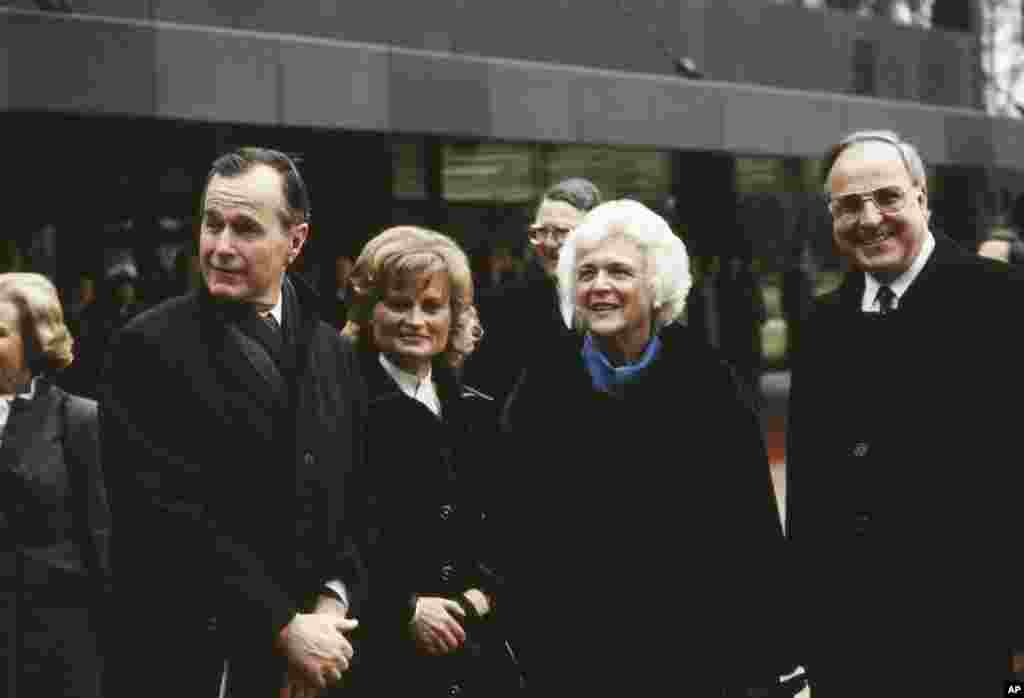30 января 1983, канцлер ФРГ с вице-президентом США Джорджем Бушем-старшим и его супругой Барбарой