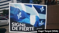 Parti Quebecois'nın seçim afişinde Quebec bayrağının altında 'gurur sembolü' yazıyor
