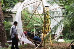 FILE: A group of artists from Phare Ponleu Selpak install a piece of art for the organization's 25th anniversary at the French Institute in Phnom Penh, April 4, 2019. (Phorn Bopha/VOA Khmer)