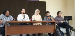 Sejumlah perwakilan LSM pemerhati lingkungan dari Kruha, Jatam, ForBanyuwangi dan YLBHI saat menggelar konferensi pers di kantor YLBHI, Jakarta, Selasa, 25 Februari 2020. (Foto: Sasmito Madrim/VOA)