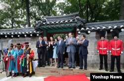 30일 서울 영국대사관 새 후문 앞에서 열린 덕수궁 돌담길 개방식에서 박원순(가운데) 서울시장 등 참석자들이 기념 촬영을 하고 있다.