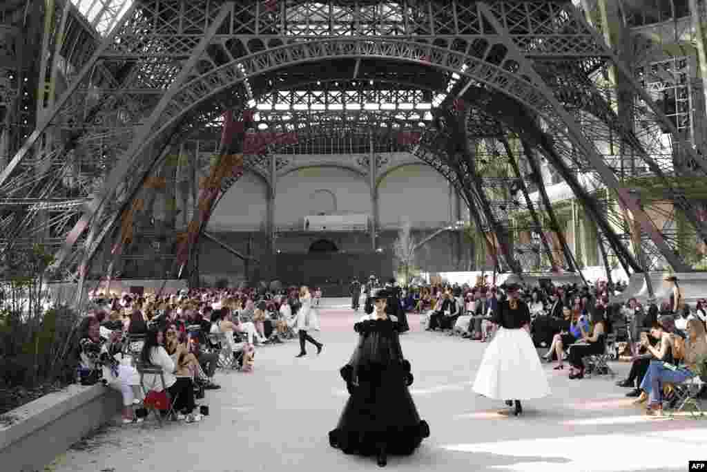 프랑스 파리 &#39;오트쿠튀르&#39; 2017-2018 가을&middot;겨울 패션 컬렉션 참가 모델들이&nbsp;그랑팔레 미술관 에펠탑 모형 아래서 샤넬 작품을 선보이고 있다.