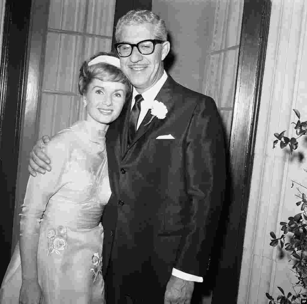 Debbie Reynolds, de 29 años de edad, y el millonario Harry Karl, de 46 años, el 26 de noviembre de 1960, día de su matrimonio, en Beverly Hills, California. &nbsp;