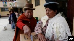 Una mujer aymara emite su voto en El Alto, Bolivia.