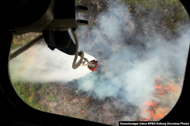 Helikopter Mi-8 menjatuhkan bom air di Kalimantan Tengah 17/10/2018. Kebakaran lahan masih menjadi ancaman bagi Kalimantan (courtesy: Dansubsatgas Udara BPBD Kalteng).
