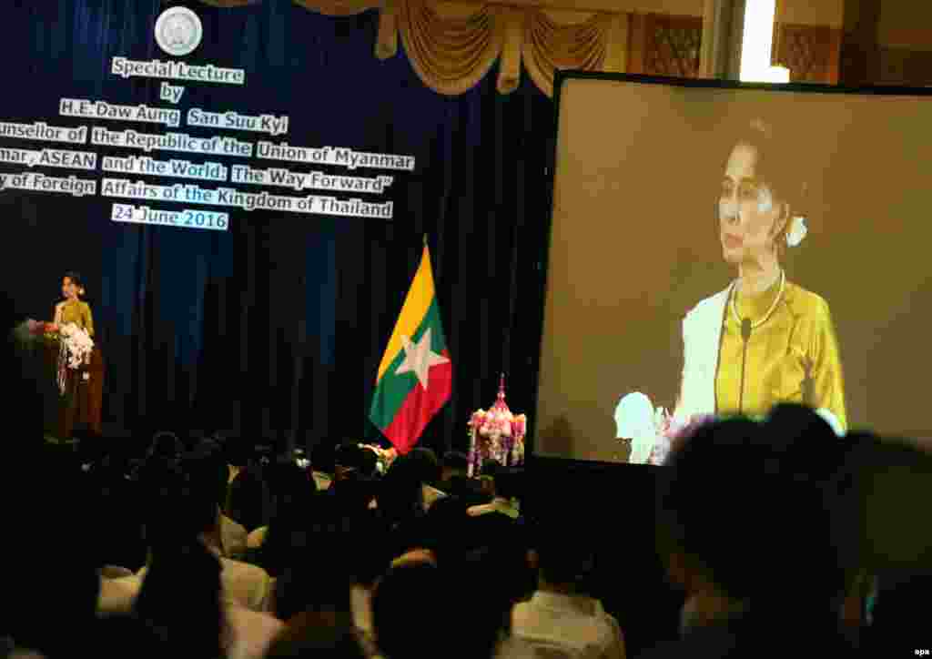 ဒေါ်အောင်ဆန်းစုကြည် ဘန်ကောက်မြို့ ထိုင်းနိုင်ငံခြားရေးဌာန မှာ သီးခြား ဖိတ်ခေါ်ထားတဲ့ ထိုင်းနဲ့မြန်မာနိုင်ငံက တက္ကသိုလ် ကျောင်းသားတွေ ကိုတွေ့ဆုံ