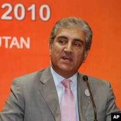 Pakistani Foreign Minister Shah Mehmood Qureshi at news conference in Thimphu, Bhutan, 29 April 2010