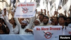 Para pendukung organisasi Islam Jamaat-ud-Dawa Islamic melancarkan aksi protes terkait serangan pesawat tanpa awak AS di Lahore, 1 November 2013 (Foto: dok).