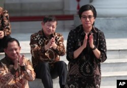 Menteri Keuangan Sri Mulyani Indrawati (kanan), Menteri Dalam Negeri Tito Karnavian (kiri) dan Kepala Badan Perencanaan Pembangunan Nasional Suharto Monoarfa (tengah) saat diperkenalkan kepada media sebagai Menteri dalam Kabinet Indonesia Maju di Istana Merdeka, Jakarta, 23 Oktober 2019. (Foto: dok).