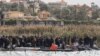 Kerabat korban kapal terbalik berkumpul di sepanjang tepi Danau Mariout, 20 kilometer barat kota kedua Mesir, Alexandria, saat tim SAR melakukan operasi pencarian korban, 23 Februari 2021.