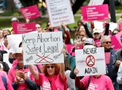 지난 5월 미국 캘리포니아주 새크라멘토에 있는 주 의회 의사당 앞에서 여성들이 낙태 합법화 지지 시위를 하고 있다. (자료사진)