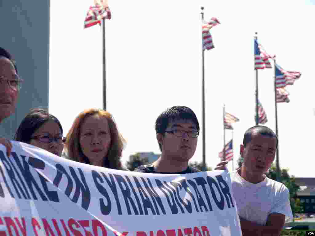 洛杉矶的联邦大楼前罕见的华人示威团体（美国之音国符拍摄）