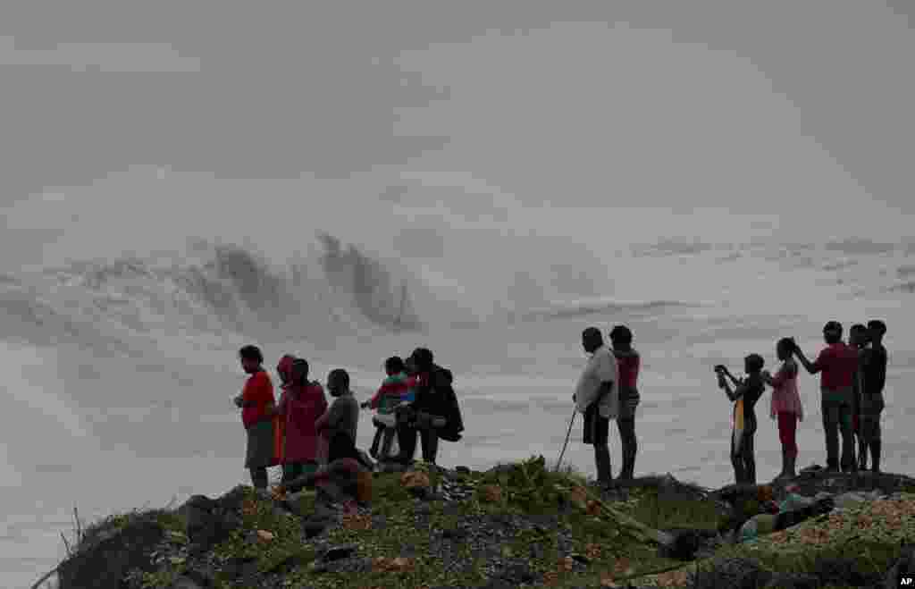 Mahaukaciyar guguwar Mai suna Hurricane Mathew ta dira kan kasar Haiti bayan ruwa kamar da bakin kwarya na fiye da wuni guda, ya haddasa ambaliyar ruwa saman da tilastawa mutane da dama neman mafaka. Oktoba 04, 2016