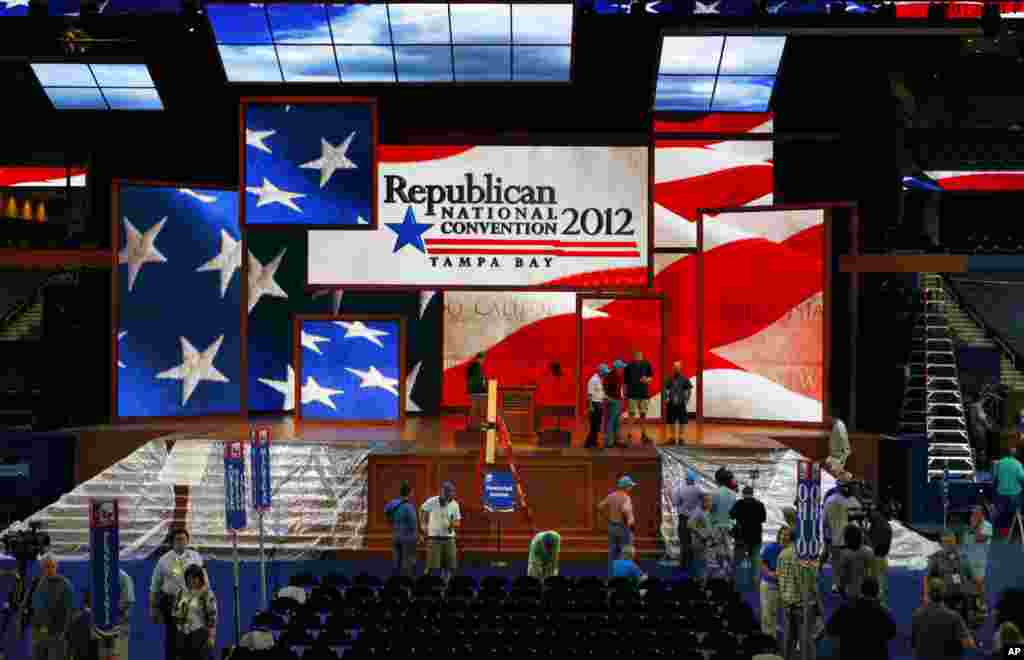 Los trabajadores preparan el escenario del Tampa Bay Times Forum donde se llevarán a cabo los principales eventos de la convención republicana de Tampa, Florida.