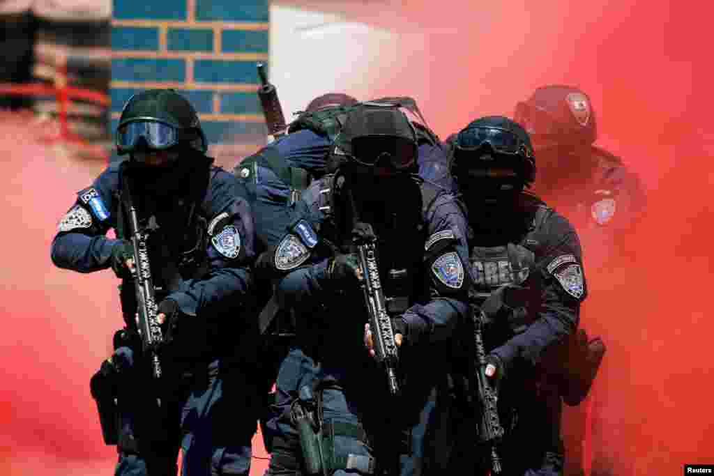 Members of the COBRAS, Honduras National Police Special Forces, take part in a training exercise at their base in Tegucigalpa, Feb. 27, 2018.