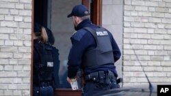 Polisi Denmark melakukan pencarian di sebuah apartemen di Tingbjerg, Kopenhagen, terkait 4 orang yang diduga telah direkrut oleh ISIS, Kamis (7/4).