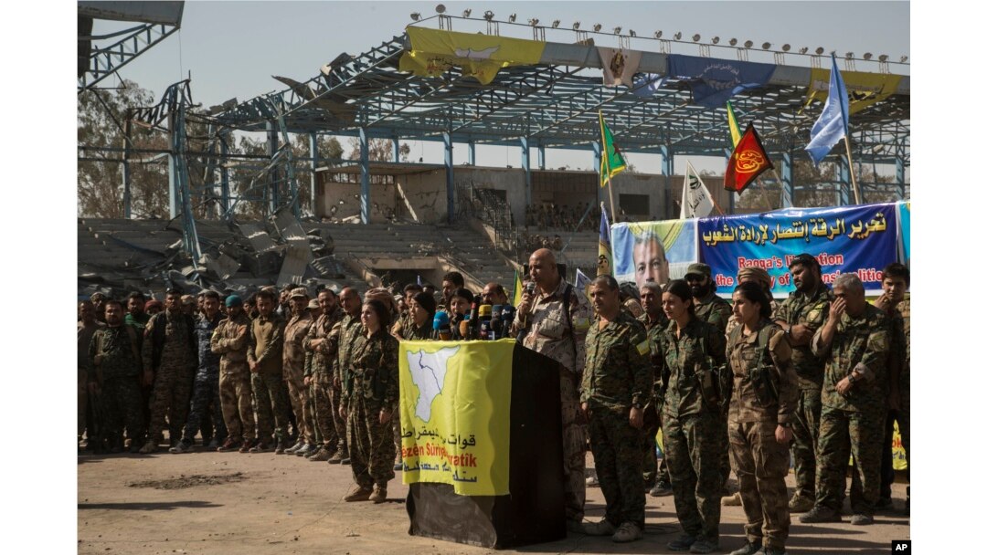 El vocero oficial de las Fuerzas Democráticas Sirias, Talal Sillo, declara la "total liberación" de Raqqa en el estadio de la ciudad que fue el último bastión de los combatientes de ISIS. Oct. 20, 2017.