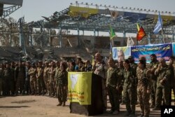 El vocero oficial de las Fuerzas Democráticas Sirias, Talal Sillo, declara la "total liberación" de Raqqa en el estadio de la ciudad que fue el último bastión de los combatientes de ISIS. Oct. 20, 2017.