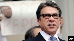 El gobernador de Texas, Rick Perry habla con los periodistas en el centro judicial Blackwell Thurman en Austin, Texas. 